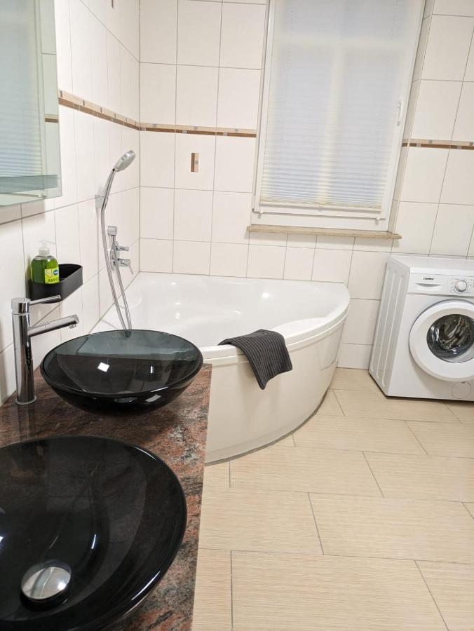 Apartment Humboldt 3 Schlafzimmer,Wifi, Netflix Parken, Terrasse, Klimatisiert, Naehe Zentrum Jena Eksteriør billede