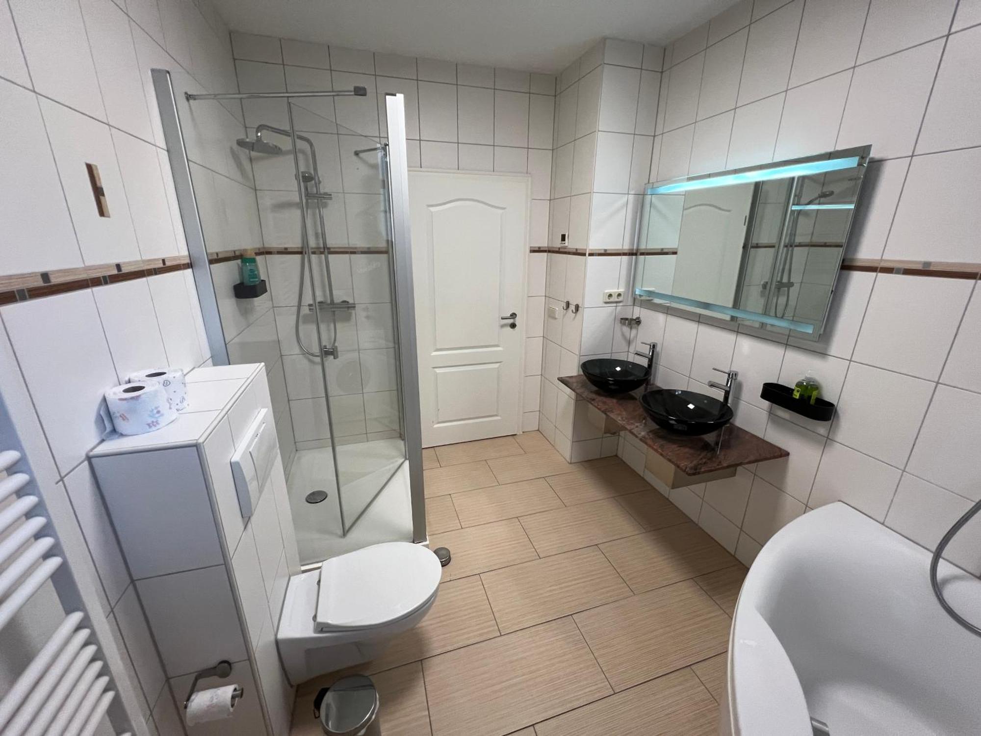 Apartment Humboldt 3 Schlafzimmer,Wifi, Netflix Parken, Terrasse, Klimatisiert, Naehe Zentrum Jena Eksteriør billede