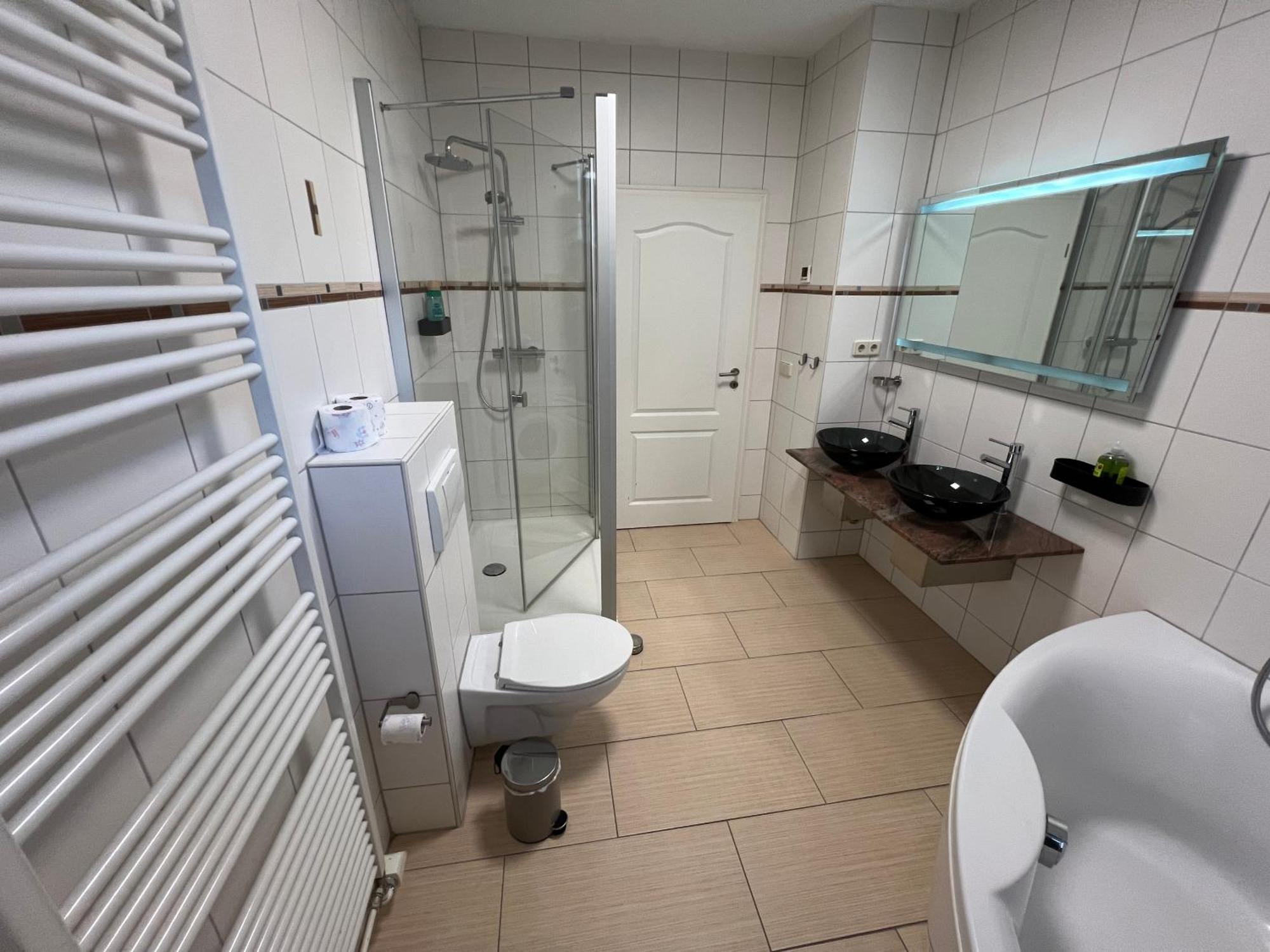 Apartment Humboldt 3 Schlafzimmer,Wifi, Netflix Parken, Terrasse, Klimatisiert, Naehe Zentrum Jena Eksteriør billede